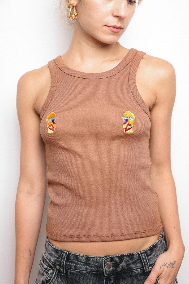 Modelo veste regata marrom com bordado duplo Família Stranger