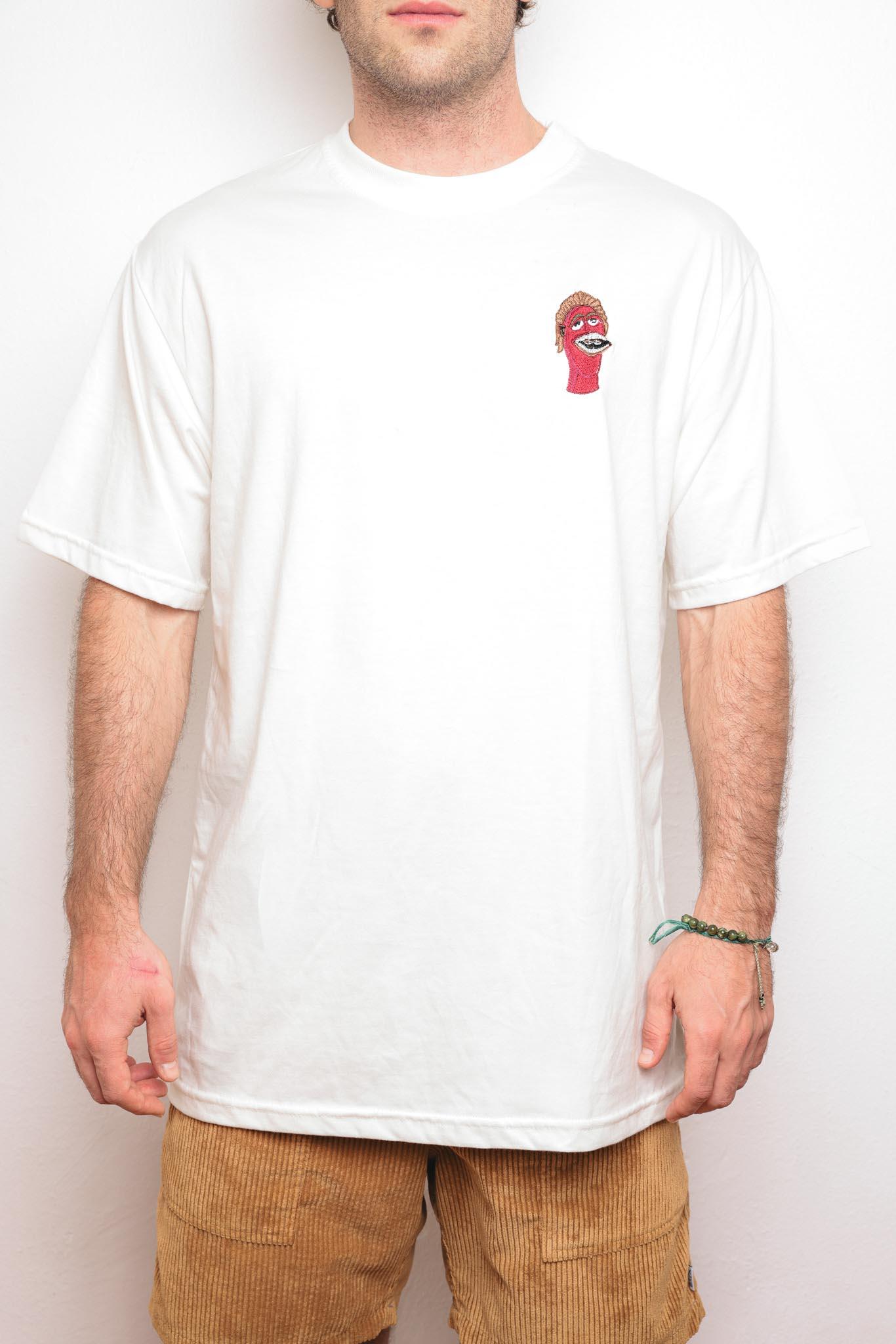 Modelo veste camiseta off-white com bordado de rosto rosa