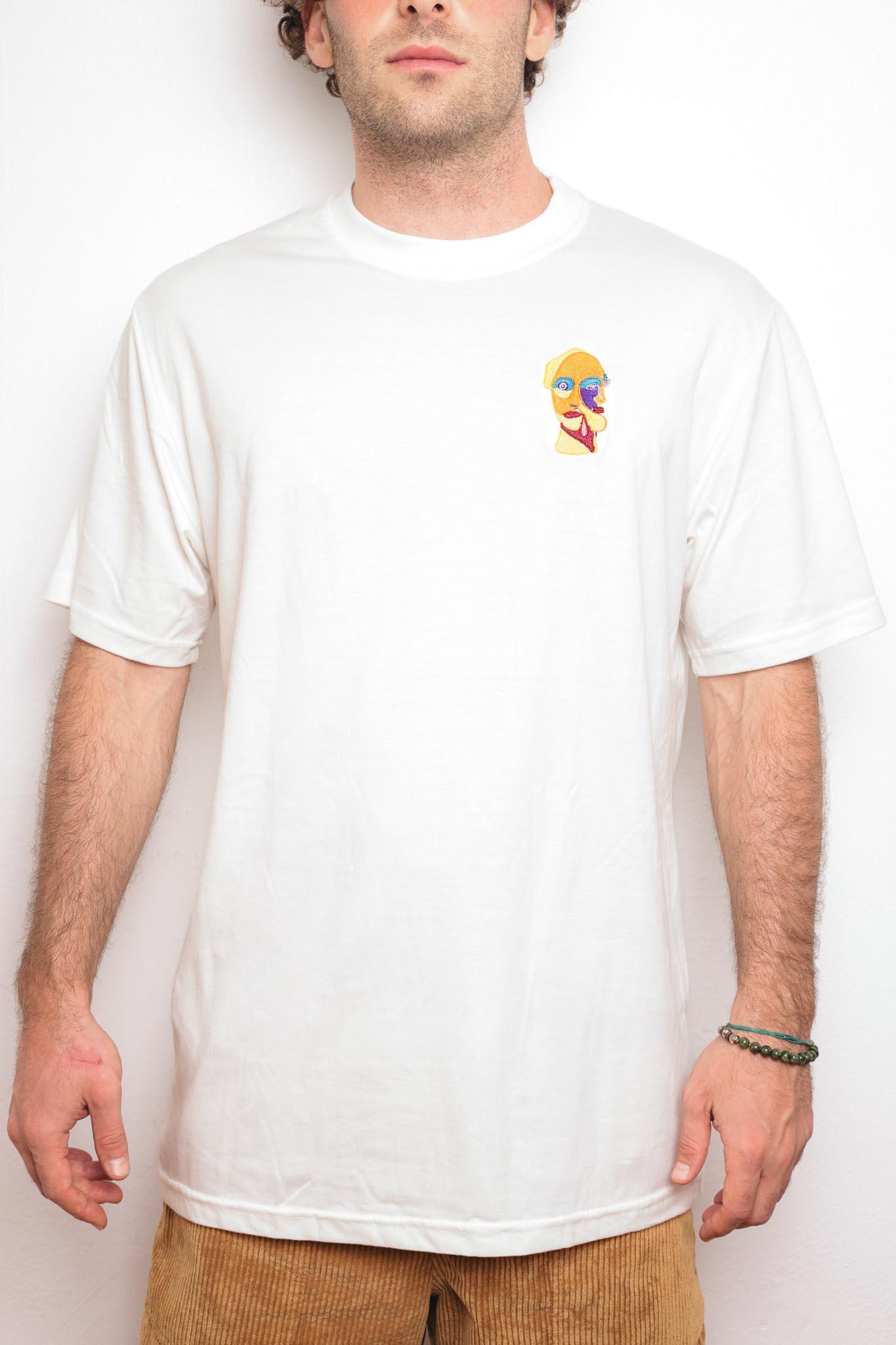 Modelo veste camiseta off-white com bordado de rosto laranja preenchido